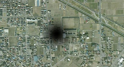 Googleアースで見つけた面白画像あれこれ。東京から北60kmにブラックホールが