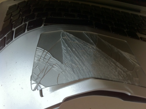 MacBook Air、エスカレーターにはさまり、完璧に折れ曲がる