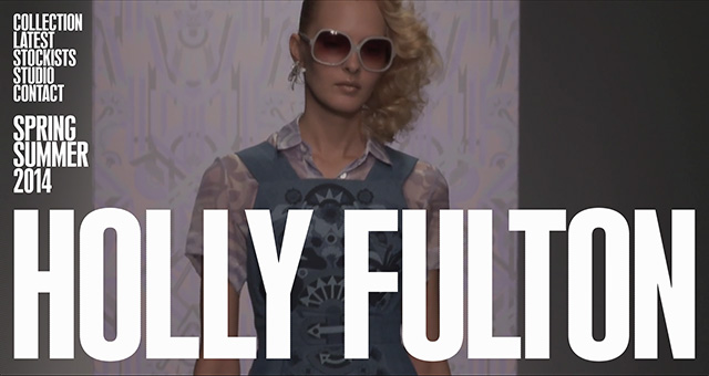  ファッションショーのランウェイの動画を背景にしているHolly Fulton。細かいドット模様を被せています。  